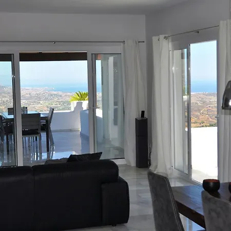 Spacious In Marbella With Swimming Pool 公寓 *